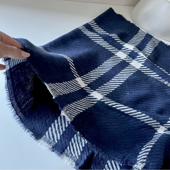 Simonetta Soft Acrylic Weave Plaid Infinity Scarf. Navy & Ivory, NWT - Picture 6 of 7